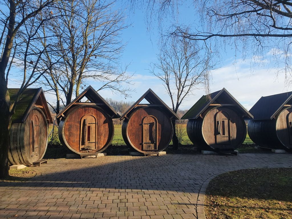 Kemp Ptuj - glamping v sudech od vína