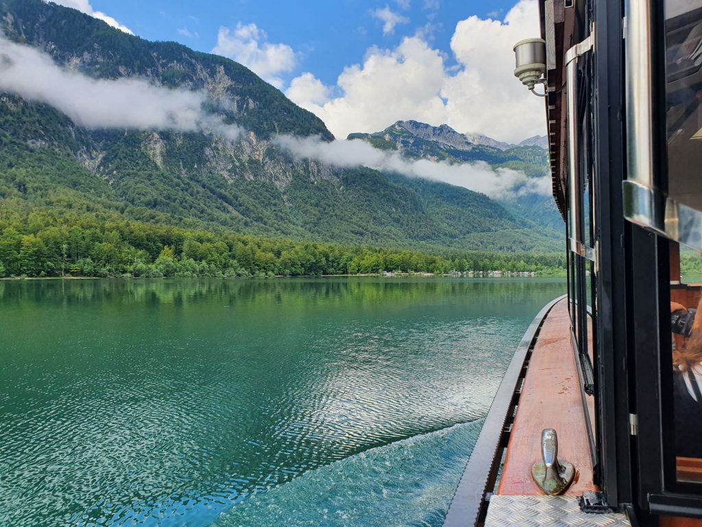 Pohled na Bohinjské jezero z paluby lodě